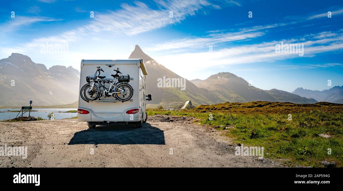 Vacanza per la famiglia travel RV, vacanza in camper, caravan auto vacanza. La bellissima natura della Norvegia paesaggio naturale. Foto Stock