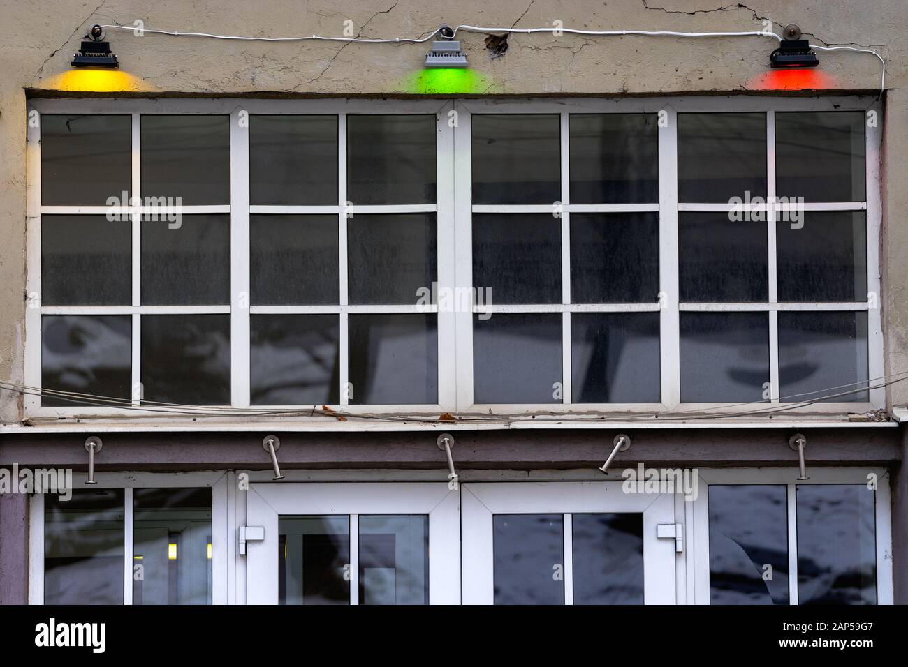 Il frammento dell'entrata dell'edificio illuminato i colori della bandiera lituana: giallo, rosso e verde. Decorazione in occasione del Lithu Foto Stock