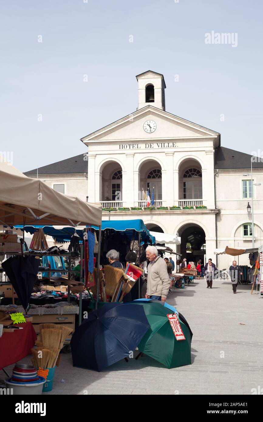 Mercato settimanale tenuto il martedì nella piccola città di Nay, Pirenei Atlantici, Nouvelle Aquitaine, Francia Foto Stock