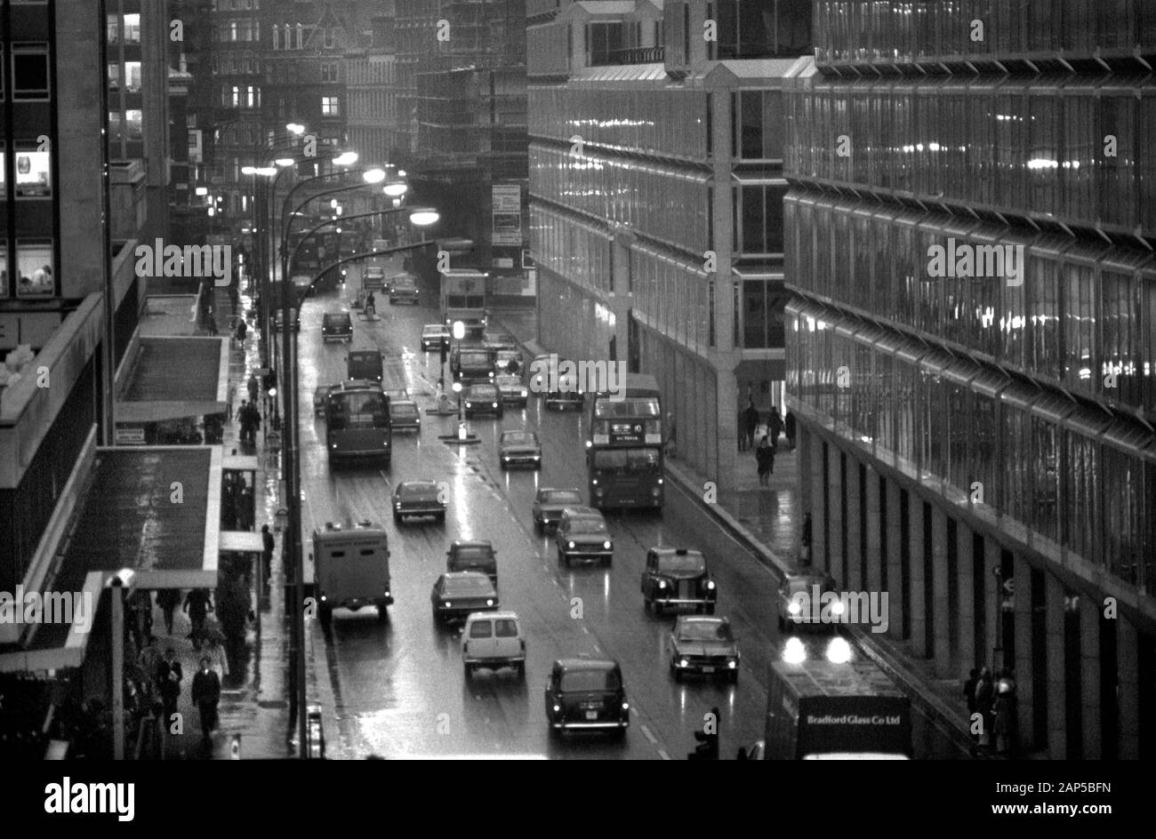 Londra, 1970, Victoria Street. Ora di punta della sera, persone, taxi, auto e autobus bui e bagnati mentre i pendolari fanno la loro strada a casa. 1976 REGNO UNITO HOMER SYKES Foto Stock