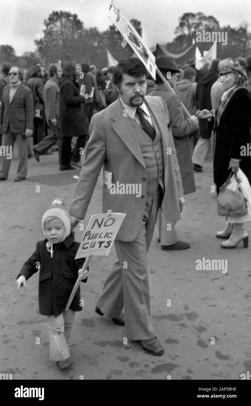 Fermare I Tagli, Lottare per Il Diritto Di Lavorare, Difendere la lotta NHS per Ogni lavoro, rally e marzo 1976 Londra Hyde Park Londra 1970s UK HOMER SYKES Foto Stock