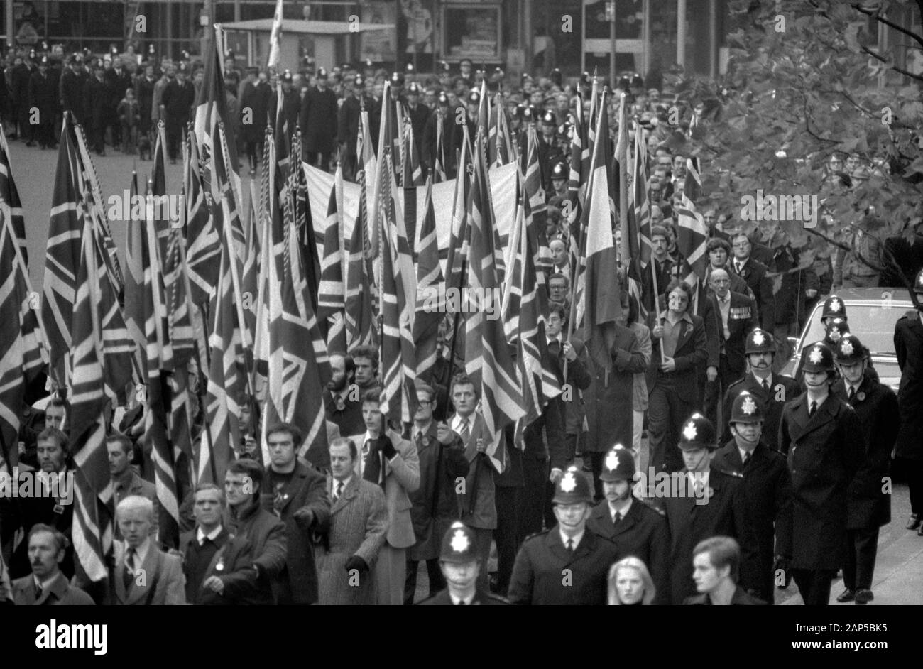 National Front Extreme Right Wing Political Party 1976 UK march on Remembrance Day attraverso il centro di Londra per il Cenotaph War Memorial su Whitehall 1970s UK HOMER SYKES Foto Stock