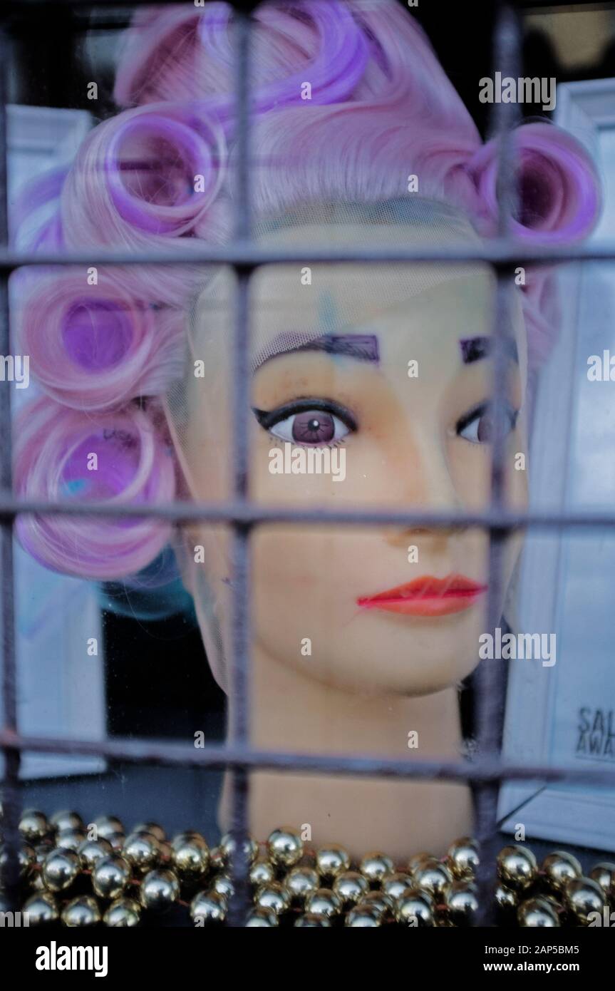 Una mostra nella finestra di un parrucchiere a Brighton Foto Stock