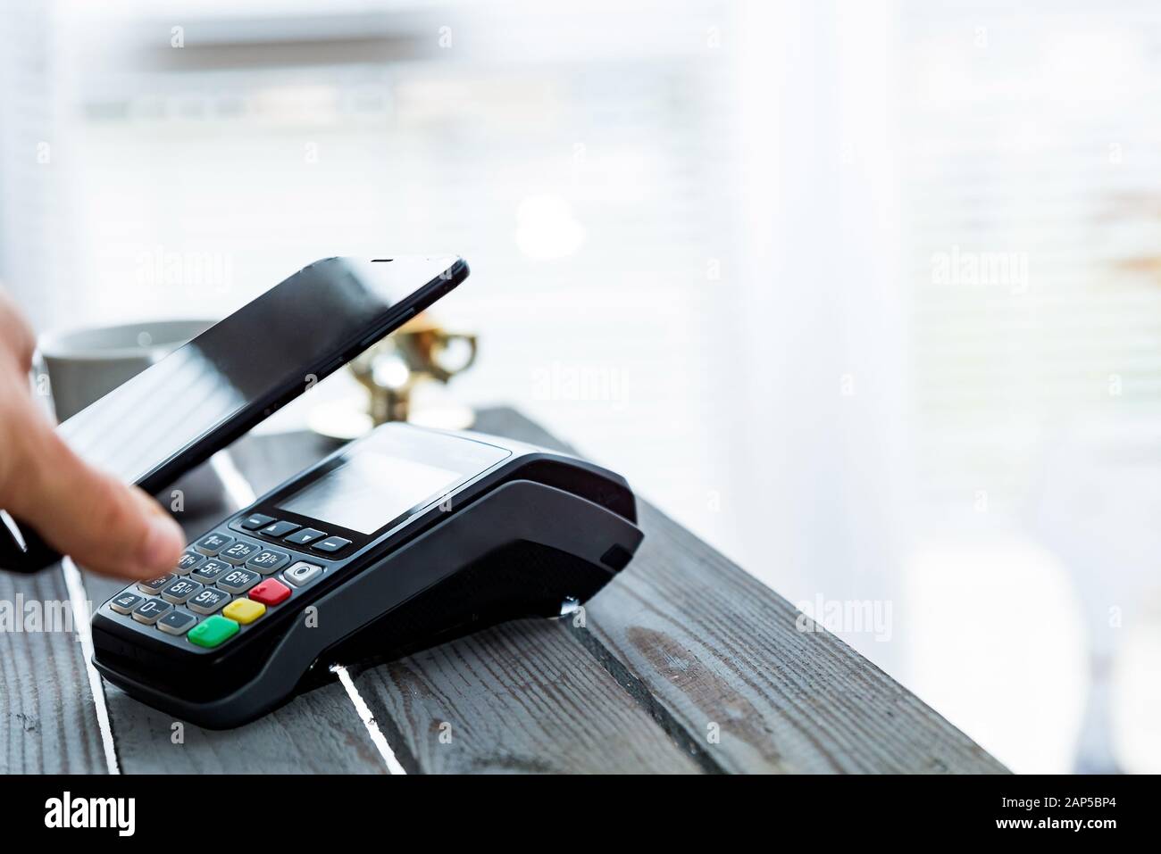 Pagamento senza contatto con telefono cellulare e terminale. Nuova tecnologia di pagamento NFC, a pagamento tramite telefono. Spazio di copia per il testo Foto Stock