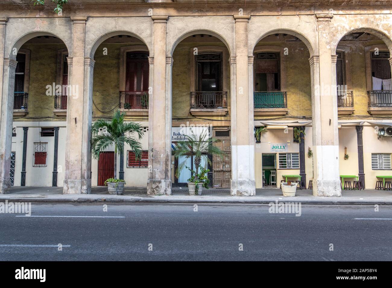 Colonne in stile rustico di fronte le imprese locali , l'Avana, Cuba Foto Stock