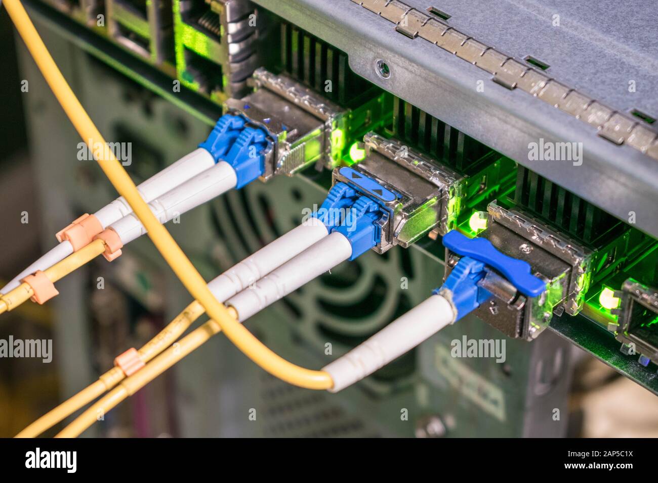 I fili in fibra ottica sono collegati alle interfacce ottiche del router centrale. Le apparecchiature di commutazione Internet si trovano nella sala server del data center. Foto Stock