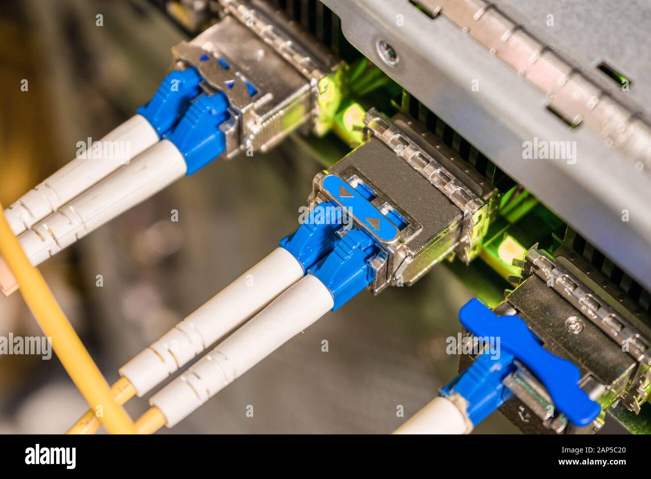 I fili in fibra ottica sono collegati alle interfacce ottiche del router centrale. Le apparecchiature di commutazione Internet si trovano nella sala server del data center. Foto Stock
