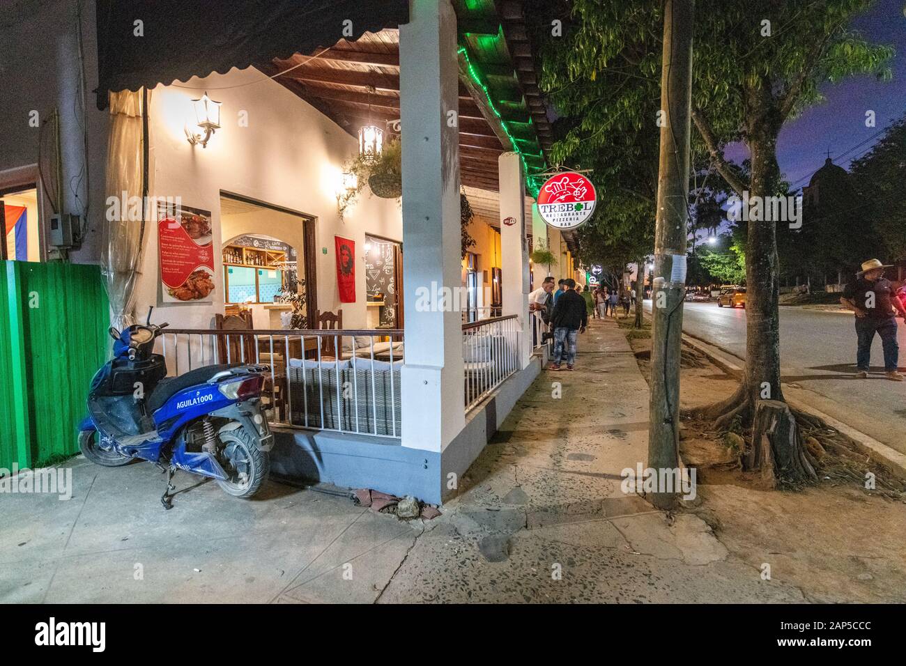 La vista del marciapiede al di fuori di un locale bar , Vinales, Cuba Foto Stock