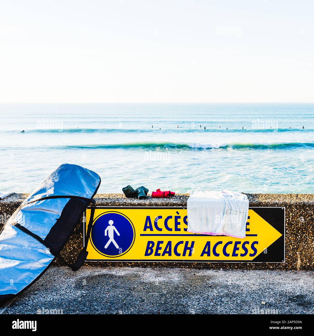 Cartello di accesso alla spiaggia e tavola da surf Foto Stock