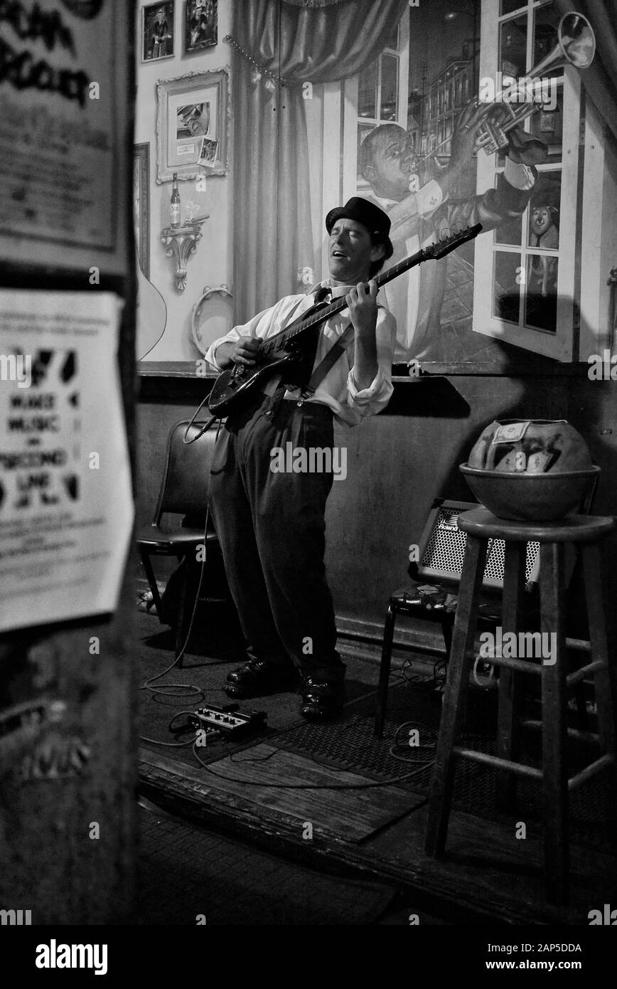 Chitarrista Blues, presso l'Apple barile bar New Orleans Foto Stock