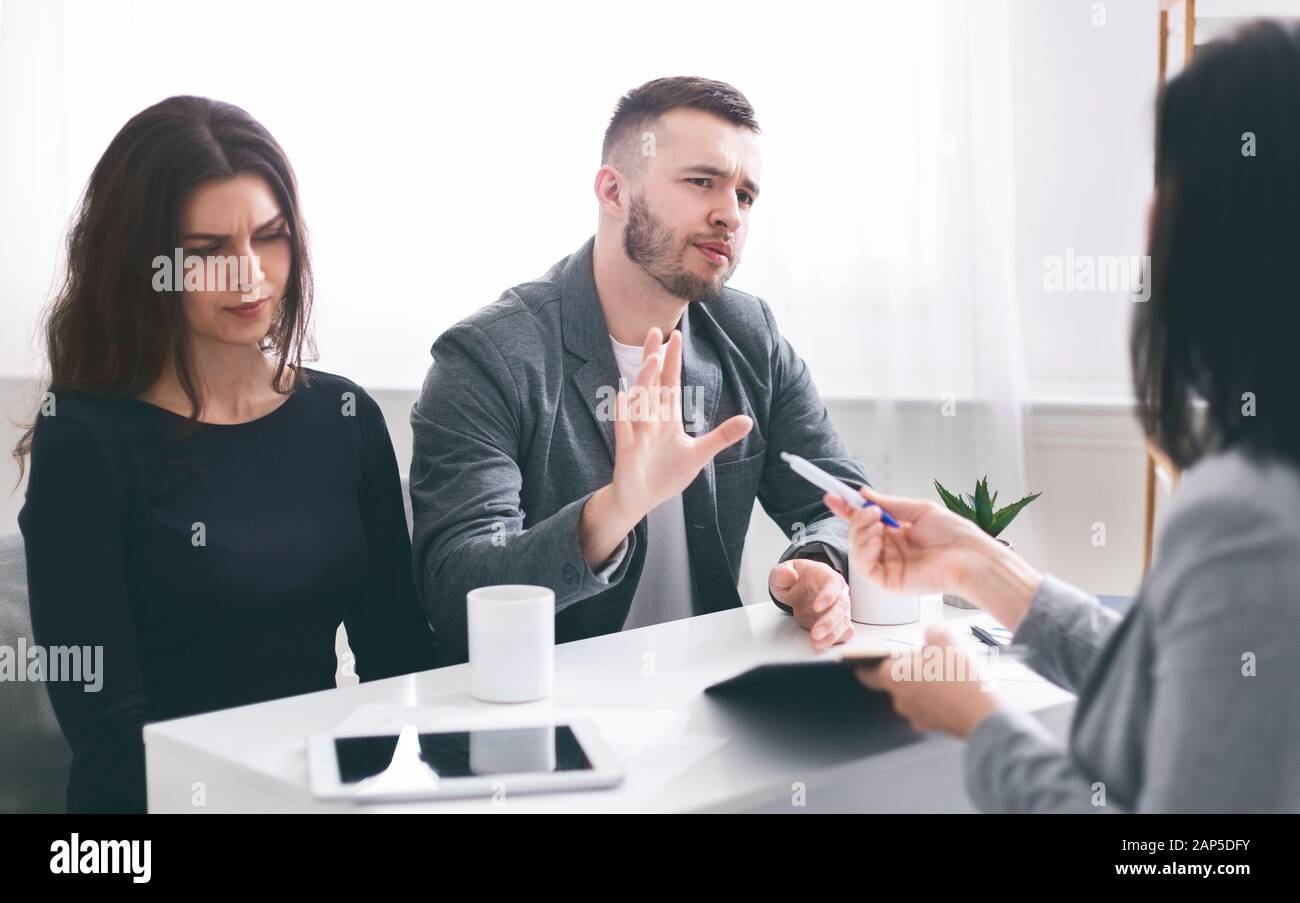 Clienti insoddisfatti che discutono con l'avvocato sui termini del contratto Foto Stock