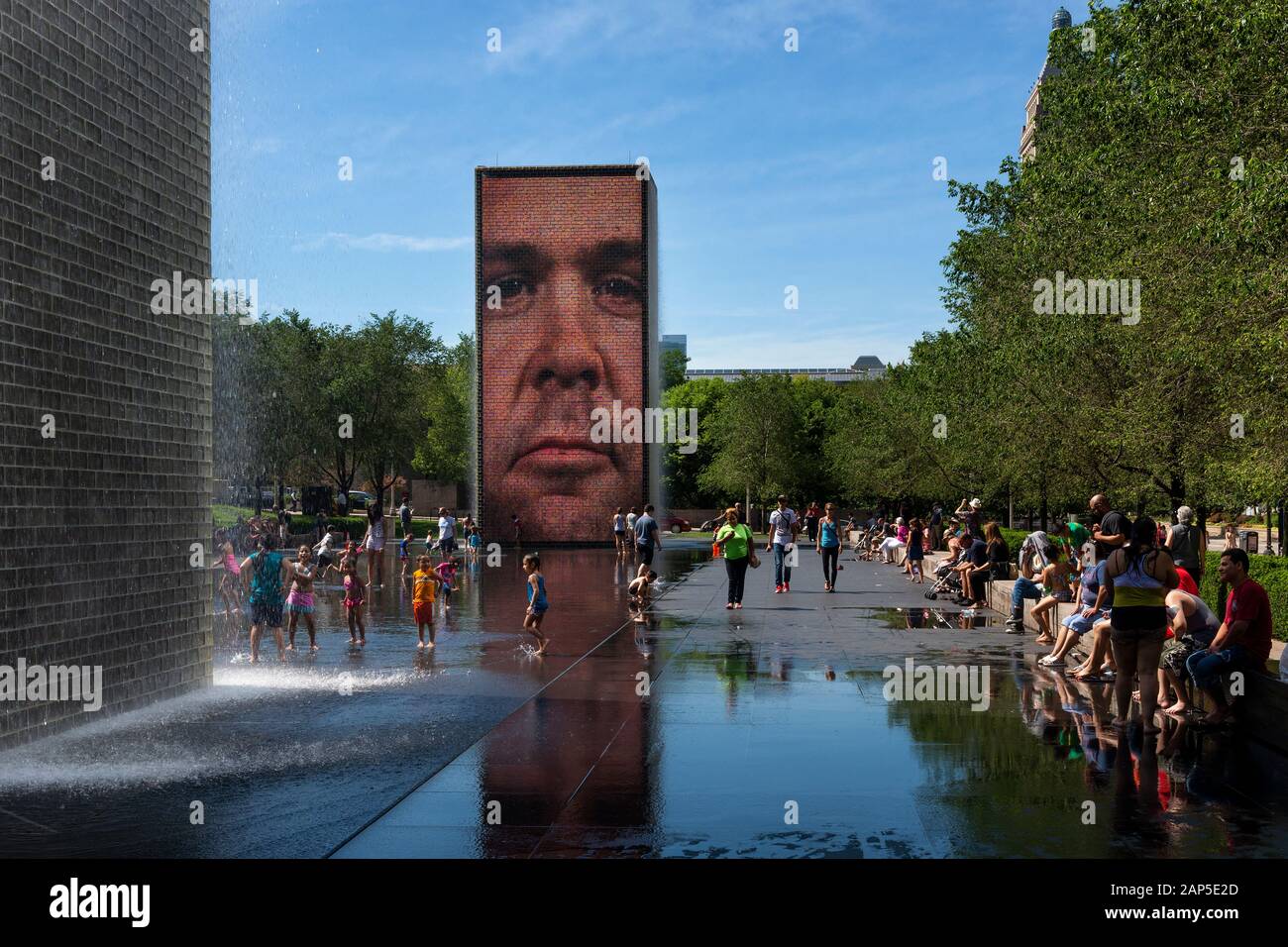 Chicago, Illinois, Stati Uniti d'America - 1 Luglio 2014: persone rinfrescante presso la Fontana di corona in un giorno di estate, il Millennium Park della città di Chicago. Foto Stock