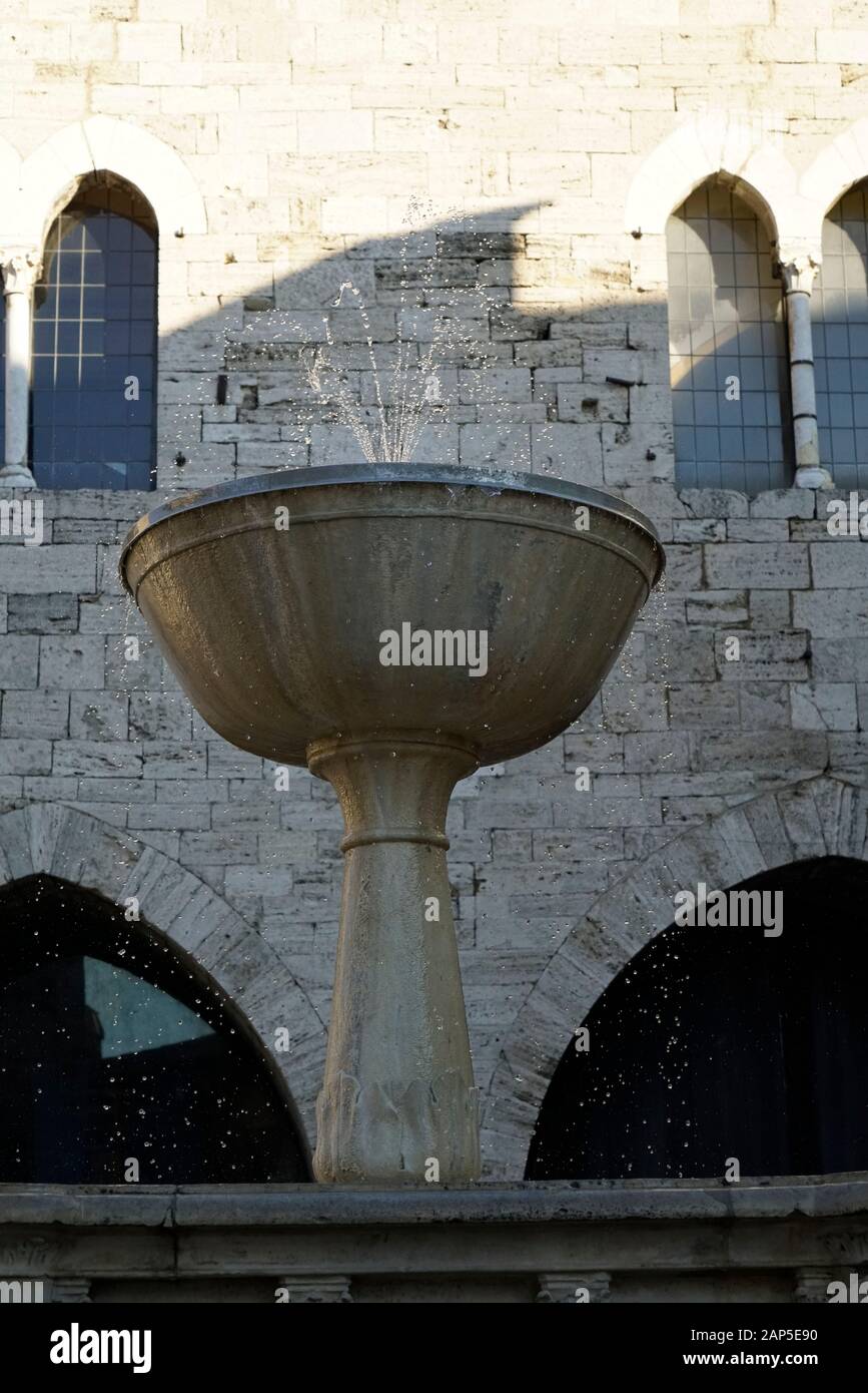 La fontana monumentale di Piazza, 1896, Piazza Silvestri Piazza, centro storico, Bevagna in Umbria, Italia, Europa Foto Stock