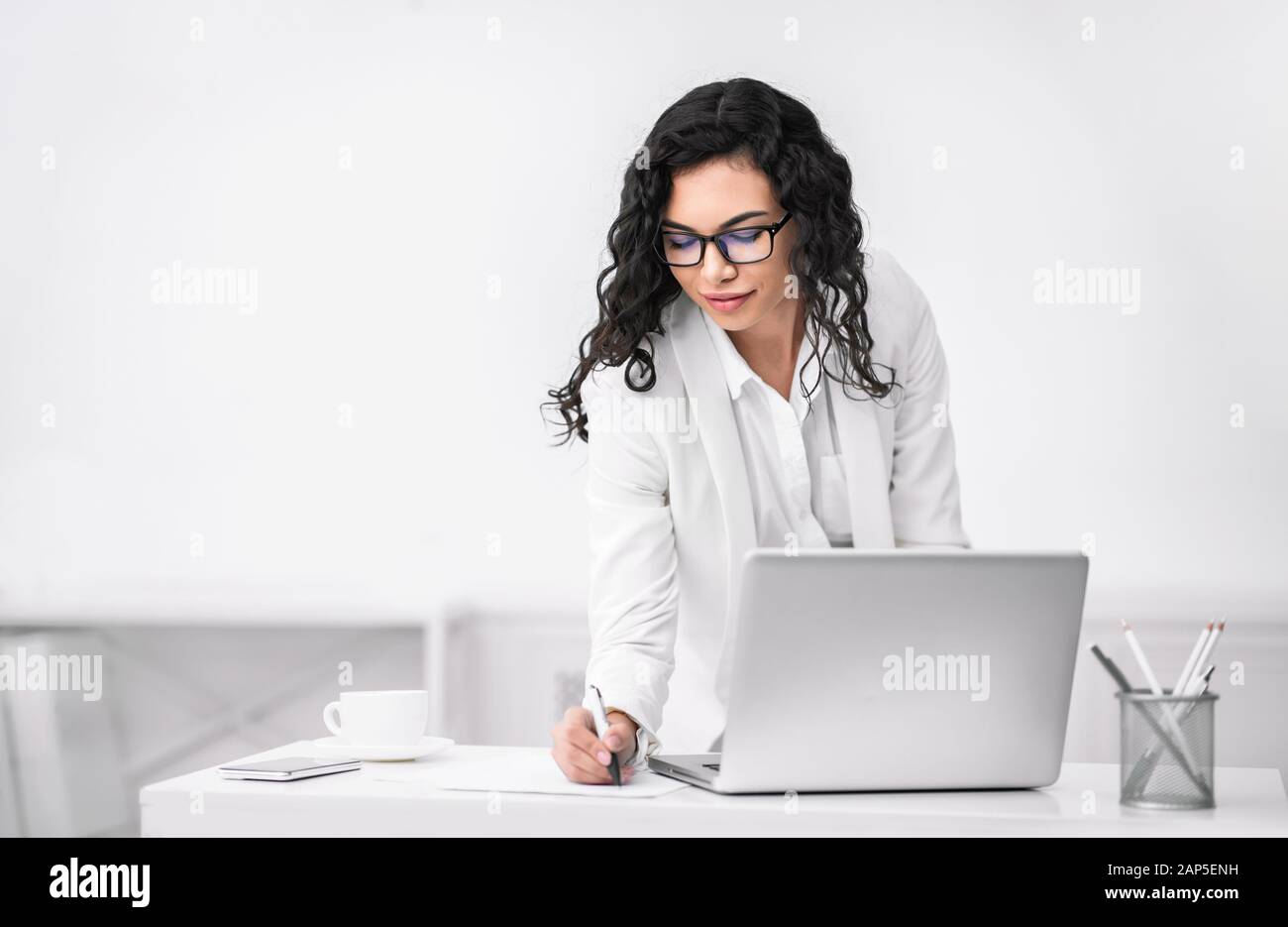 Donna messicana prendere alcune note e idee Foto Stock