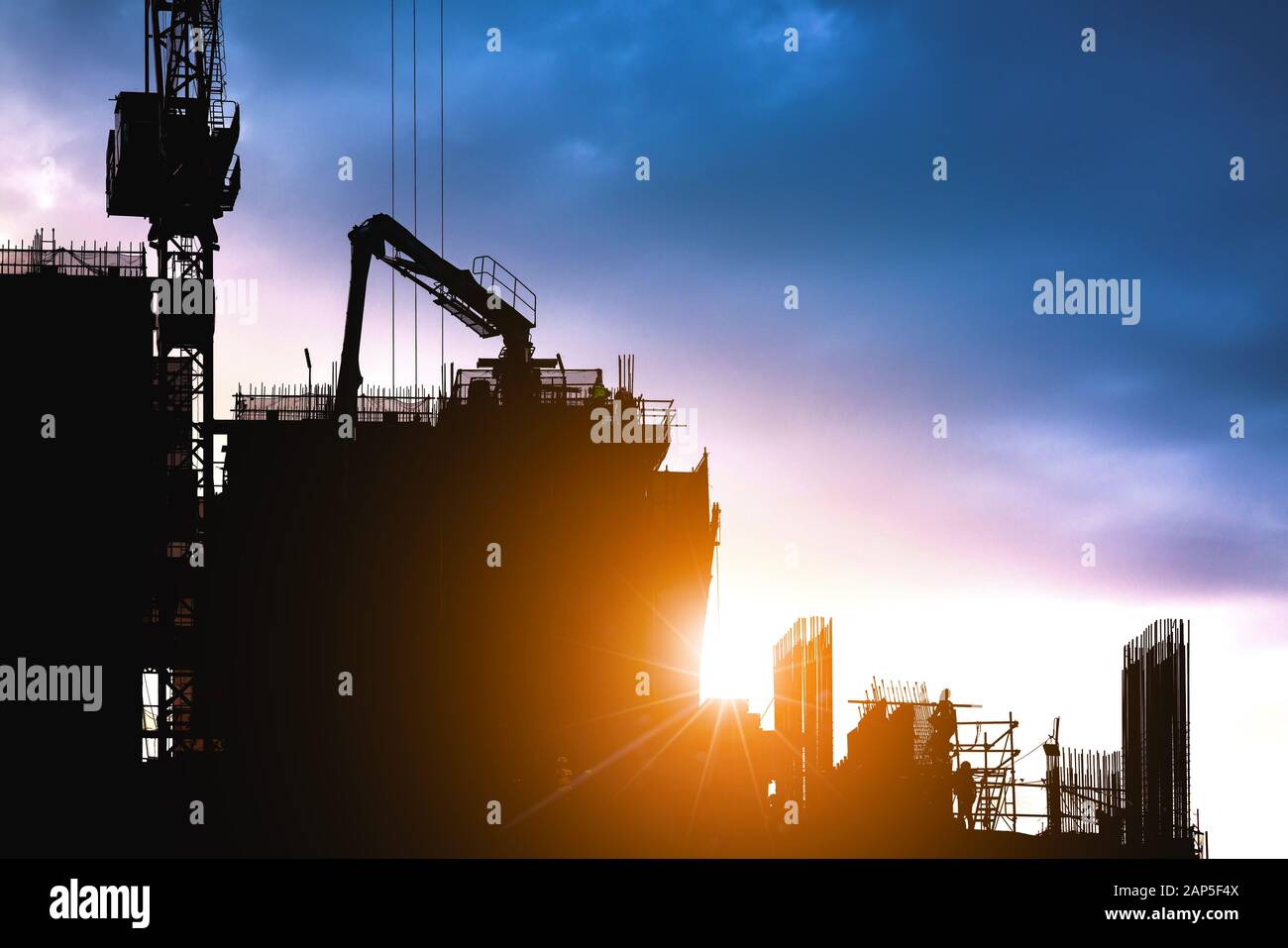 La silhouette di un lavoratore che lavora in un cantiere edile, edilizia Foto Stock