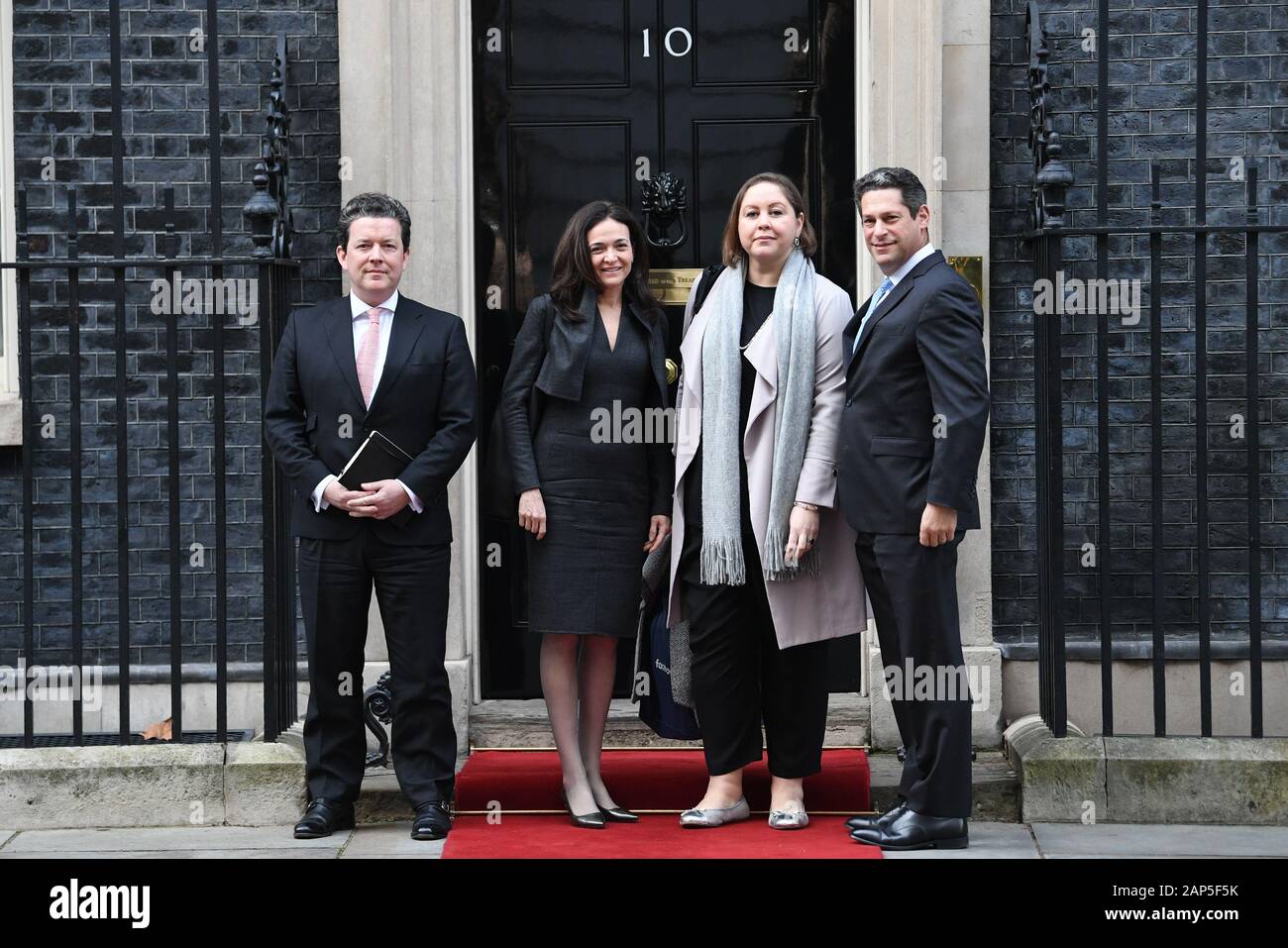 Facebook di Chief Operating Officer, Sheryl Sandberg, con i colleghi al di fuori 10 Downing Street, Londra. Facebook ha intenzione di assumere 1.000 più persone nel Regno Unito entro la fine del 2020 Foto Stock