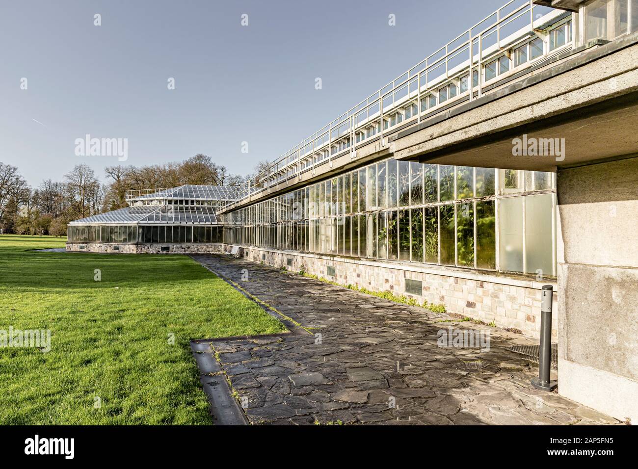 Meise, Belgio (gennaio 2020): La struttura esterna delle serre nel giardino botanico Meise vicino a Bruxelles Foto Stock