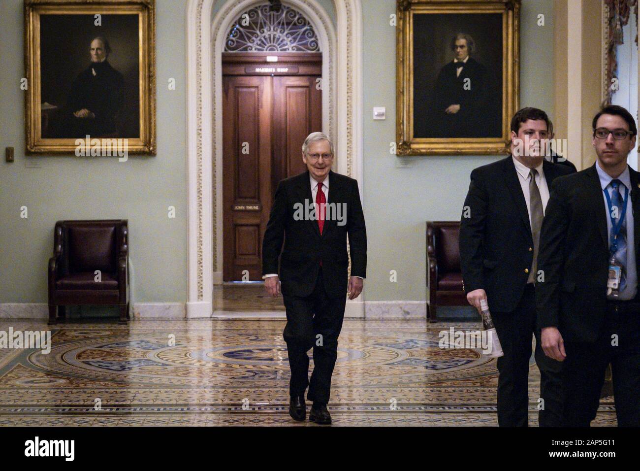 Washington, Stati Uniti. Xxi gen, 2020. Il leader della maggioranza del senato Mitch McConnell (R-KY) arriva al Campidoglio degli Stati Uniti come la prova di impeachment del presidente Donald Trump comincia martedì, gennaio 21, 2020 a Washington, DC. Un centinaio di Stati Uniti senatori servirà come i giudici a decidere se rimuovere Trump dall ufficio per abuso di potere da parte di pressurizzazione di Ucraina per politica personale favorisce l. Foto di Pete Marovich/UPI Credito: UPI/Alamy Live News Foto Stock