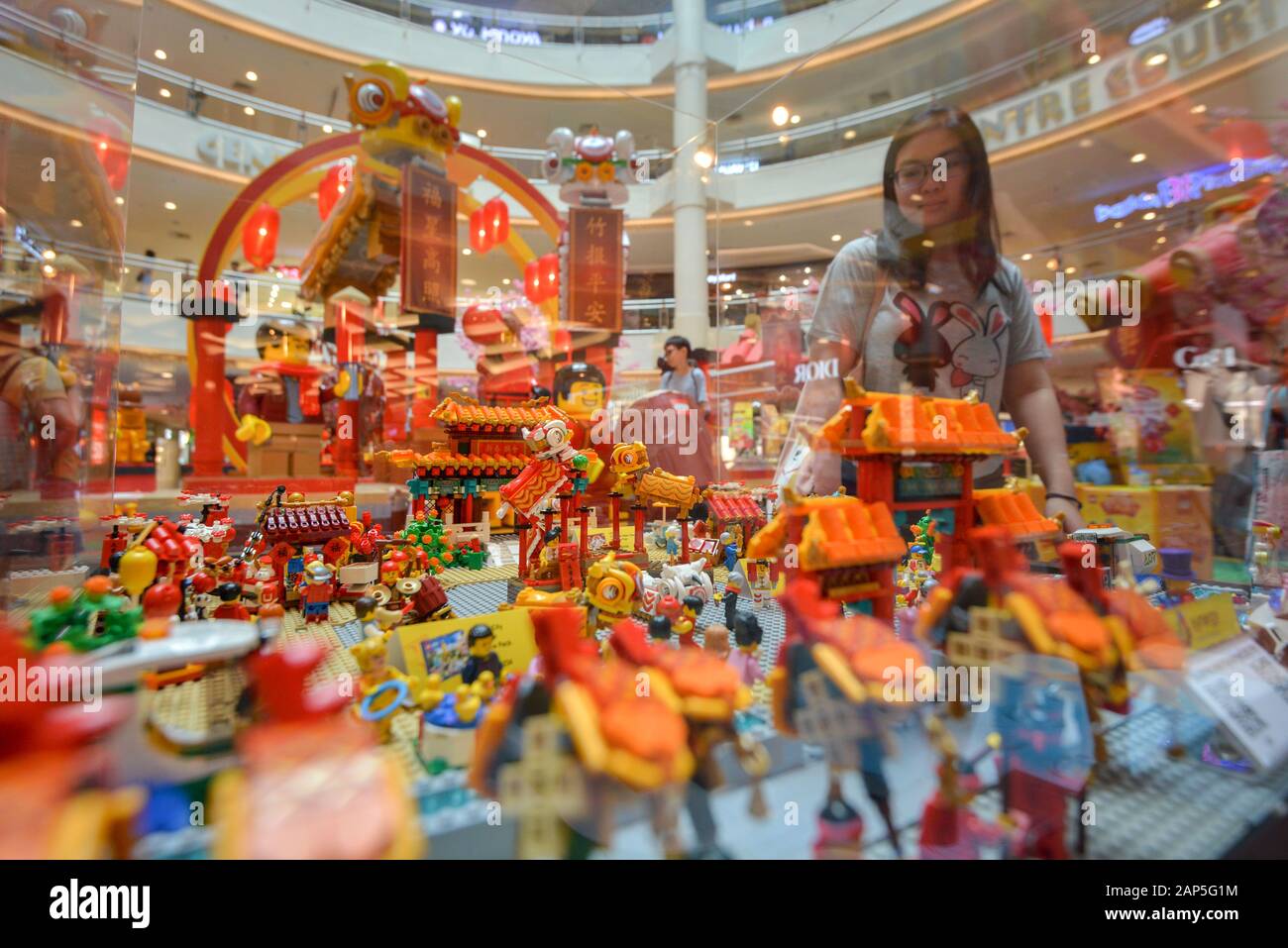 Kuala Lumpur, Malesia. Xxi gen, 2020. I cittadini vista creazioni Lego a tema nuovo anno lunare cinese celebrazione all'interno di un centro commerciale di Kuala Lumpur, Malesia, Gennaio 21, 2020. Credito: Chong Voon Chung/Xinhua/Alamy Live News Foto Stock