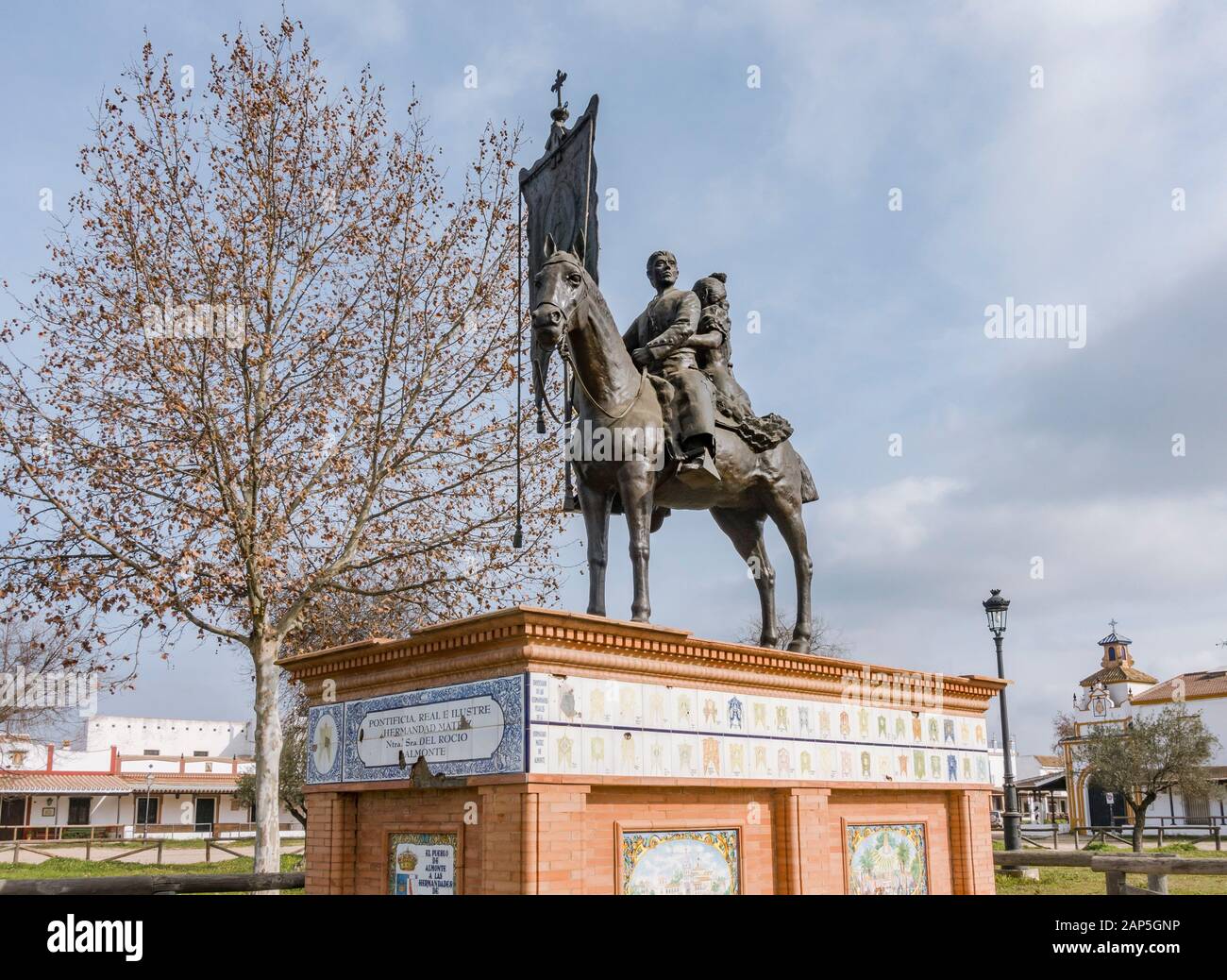 Monumento di una coppia in pellegrinaggio a cavallo, El Rocío, Almonte, Huelva, Andalusia, Spagna Foto Stock