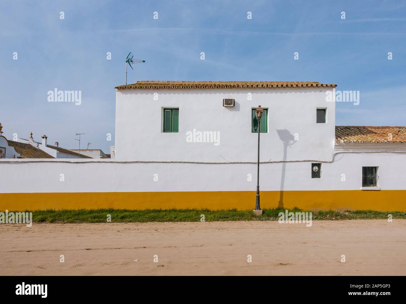 El Rocio Spagna. Strade sabbiose e confraternita nel villaggio in stile occidentale. El Rocio, Provincia Di Huelva, Andalusia, Spagna, Europa Foto Stock