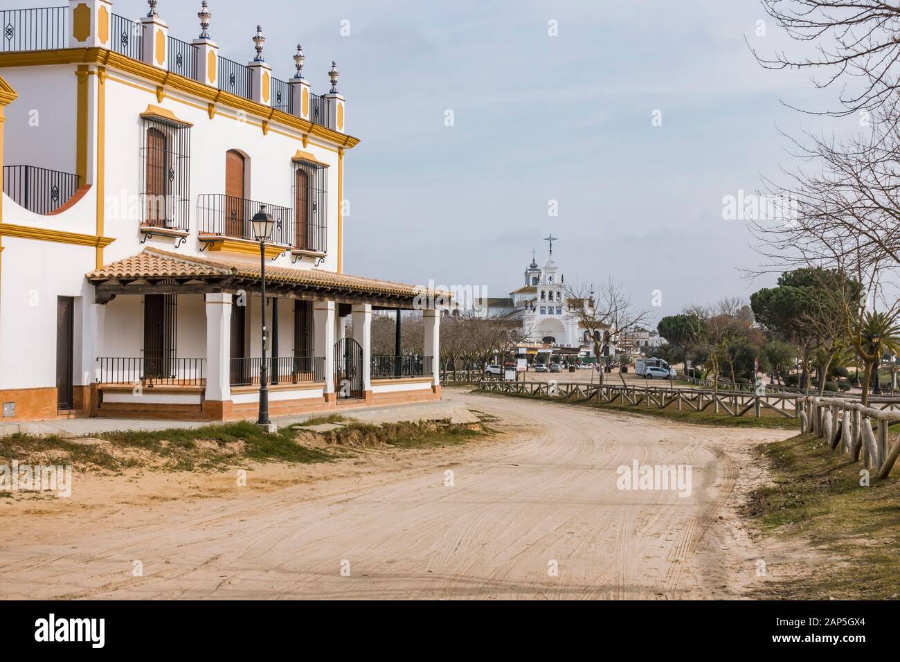 El Rocio Spagna. Strade sabbiose e confraternita nel villaggio in stile occidentale. El Rocio, Provincia Di Huelva, Andalusia, Spagna, Europa Foto Stock