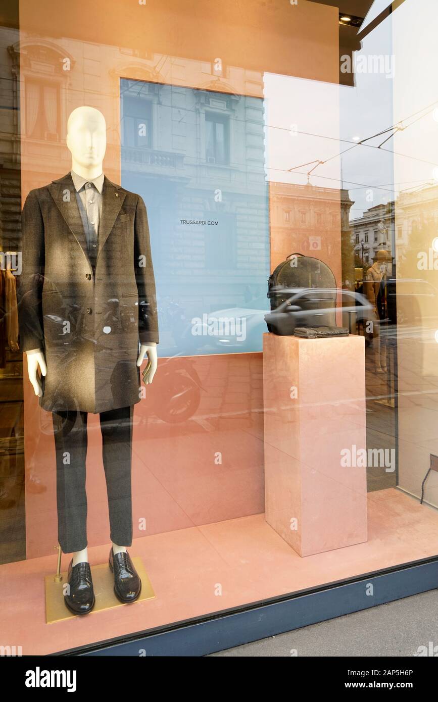 Negozio di moda vetrina, centro città, Milano, Lombardia, Italia Foto Stock