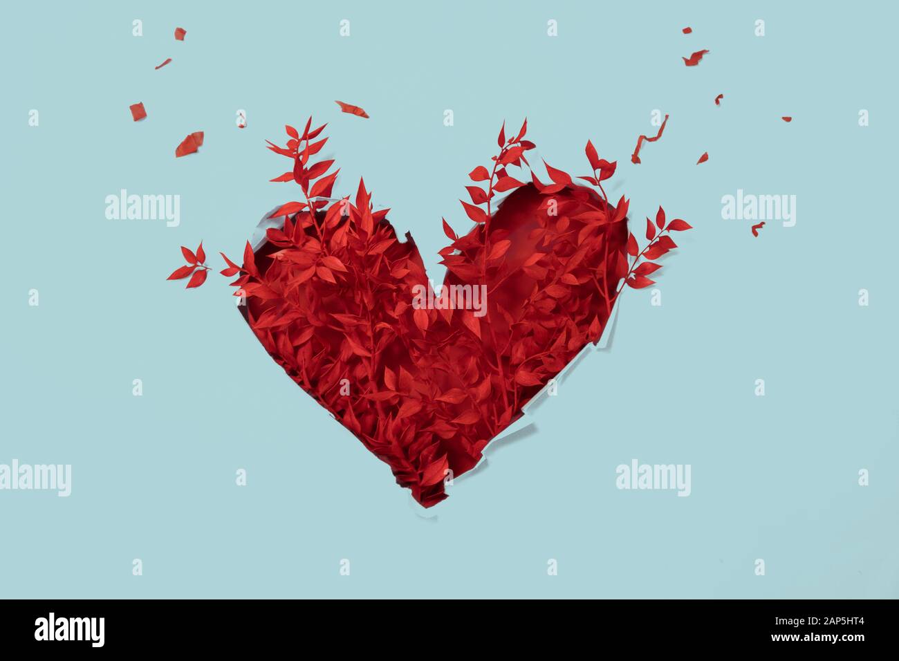 Valentine cuore rami rossi con foglie dipinte in carta buco Foto Stock