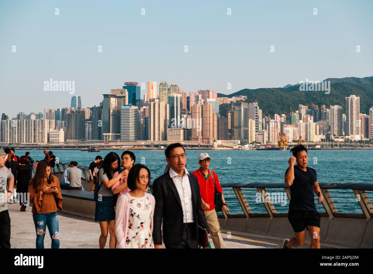 Hong Kong Cina - Novembre 2019: Persone a Tsim Sha Tsui Promenade (Avenue of Stars) presso il Victoria Harbour in Hong Kong Foto Stock