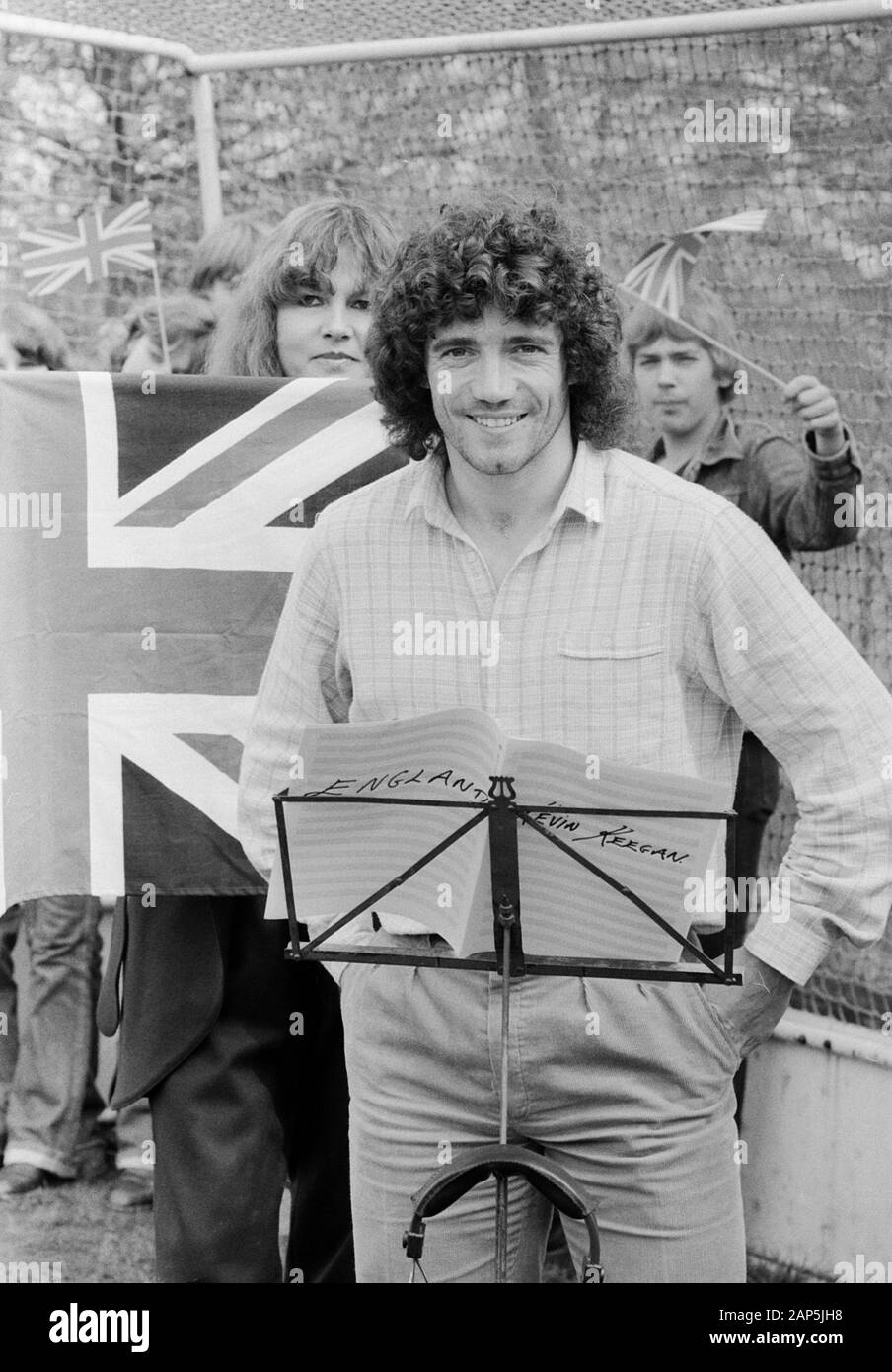 Kevin Keegan, britischer Fußballspieler, singt seine unico " Inghilterra " ein, Deutschland 1980. British giocatore di football Kevin Keegan, cantando le sue 45 singolo "Inghilterra", Germania 1980. Foto Stock