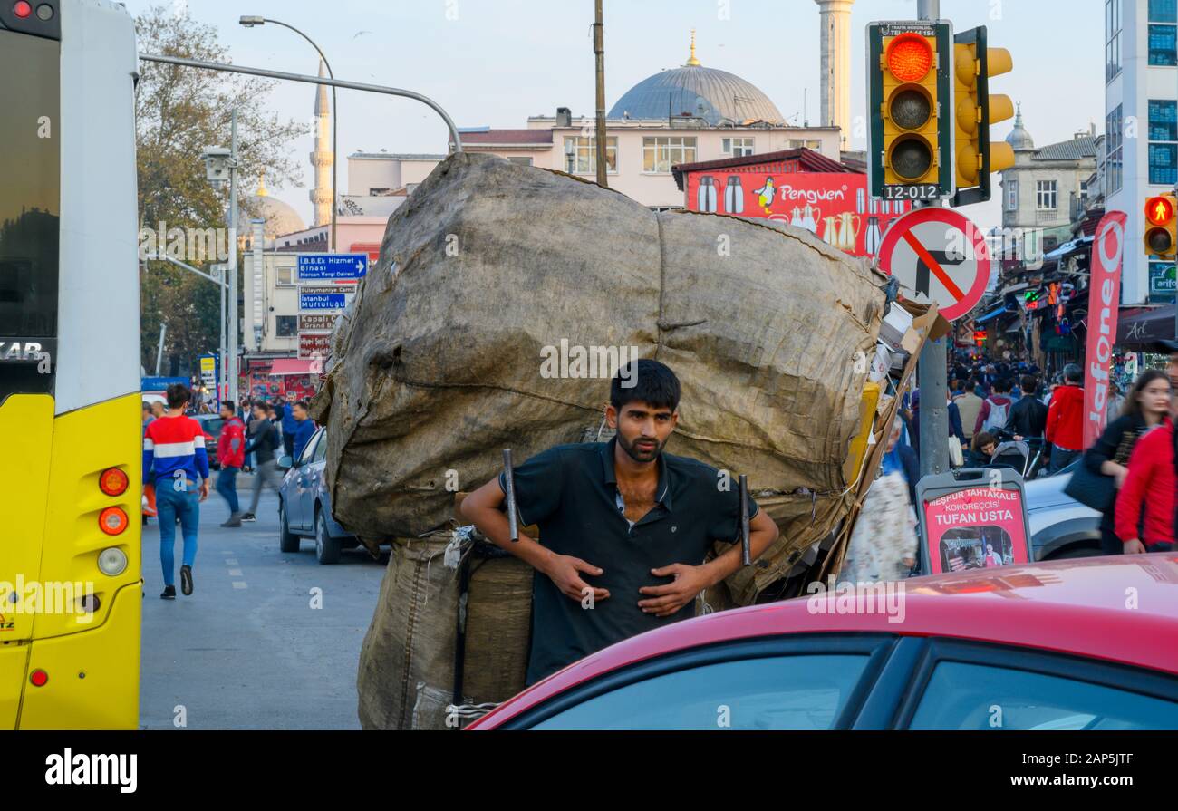 Türkei, Istanbul, Eminönü, Strassenszene, Lastenträger Foto Stock