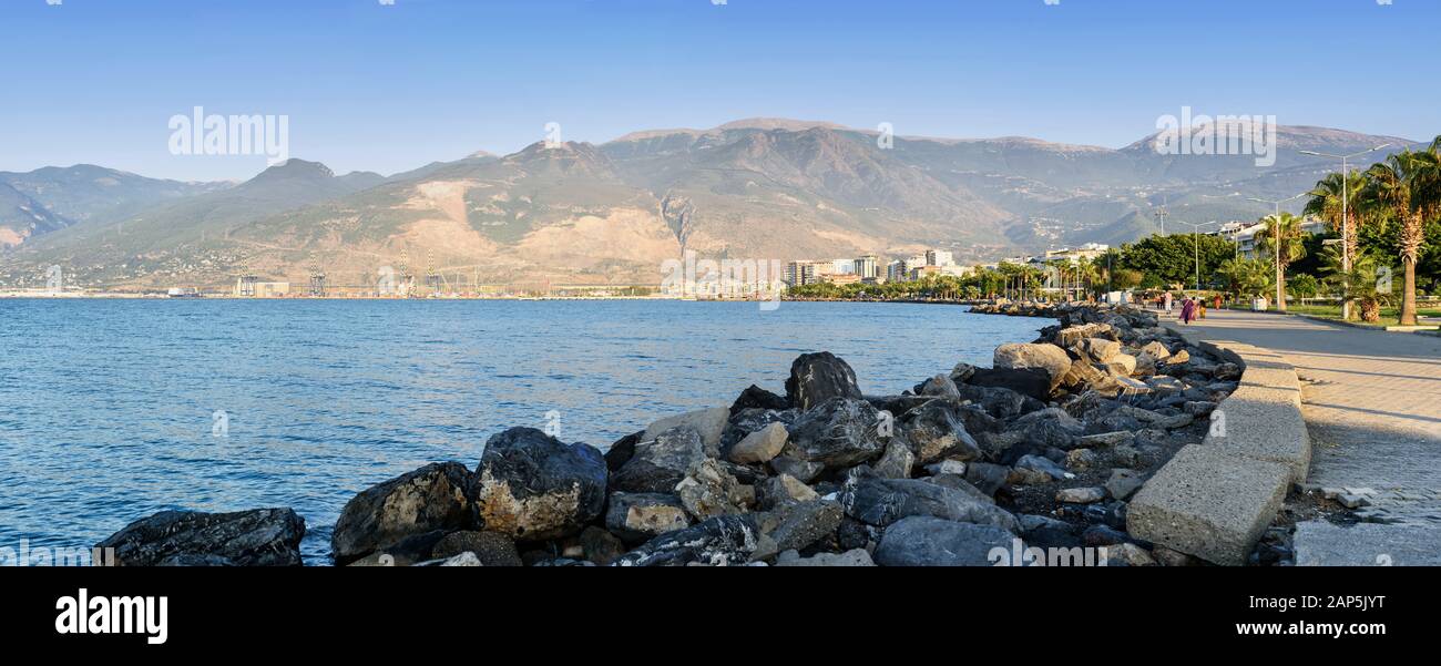 Argine di Iskenderun città che si trova sulla costa orientale del Mediterraneo sulla costa del Golfo di Iskenderun in sunset. Iskenderun è uno dei grandi Foto Stock