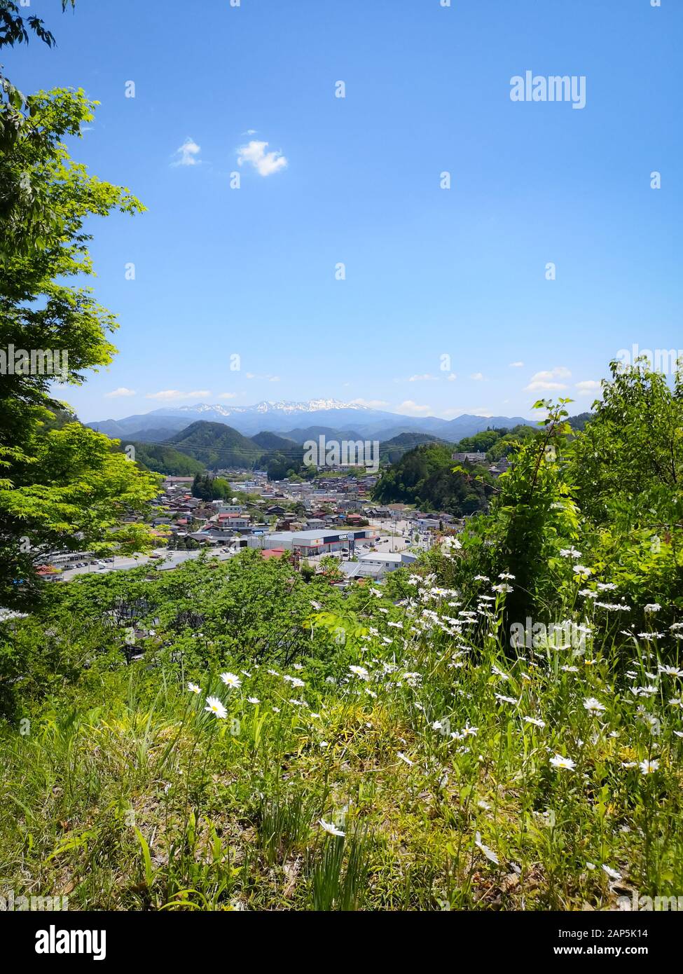 Vista panoramica su Takayama e sul monte Norikura innevato dal Parco di Kitayama, Giappone Foto Stock