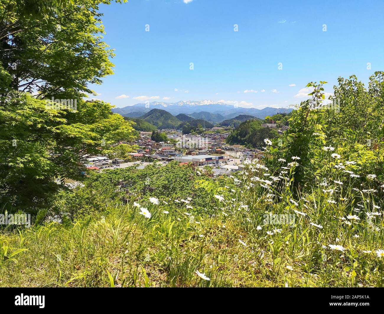 Vista panoramica su Takayama e sul monte Norikura innevato dal Parco di Kitayama, Giappone Foto Stock