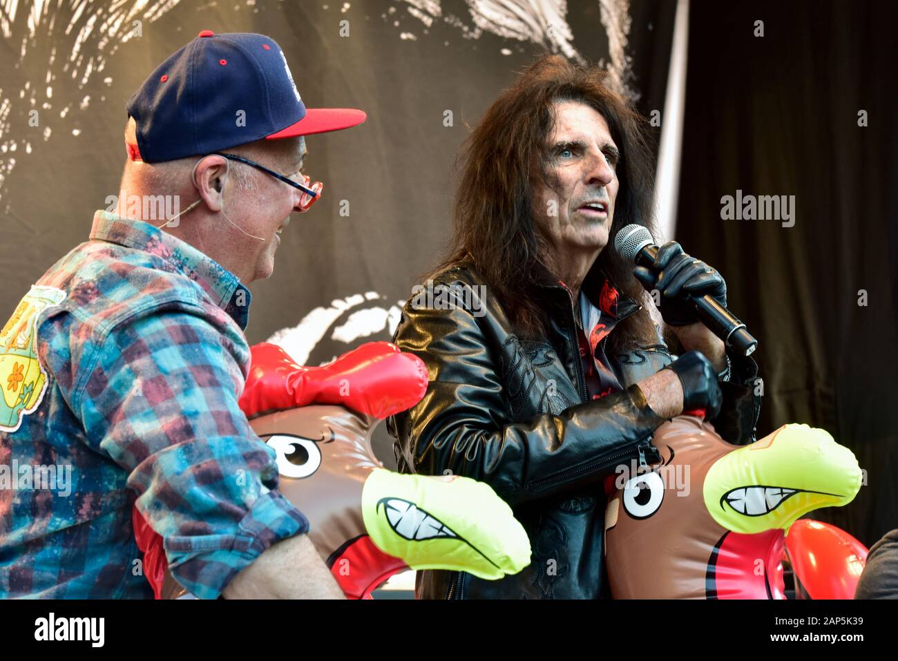 Alice Cooper al festival Bottlerock sul palcoscenico culinario. Era lì per cercare di rompere il record mondiale per la maggior parte dei polli di gomma in aria in una volta. Foto Stock