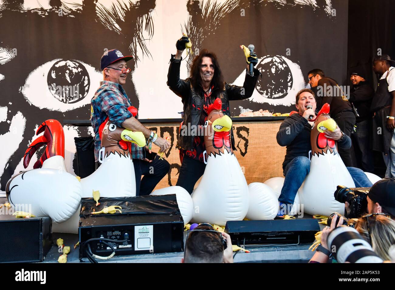 Alice Cooper al festival Bottlerock sul palcoscenico culinario. Era lì per cercare di rompere il record mondiale per la maggior parte dei polli di gomma in aria in una volta. Foto Stock