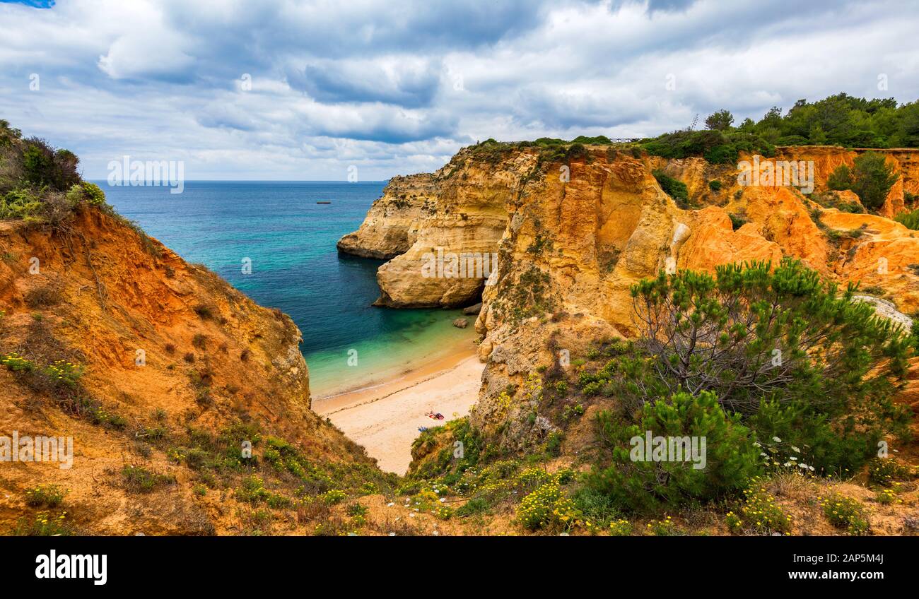 Submarino Beach ("Praia do submarino ' in portoghese), situato in Alvor, regione di Algarve, Portogallo. Praia do Submarino, bella spiaggia remota in Al Foto Stock