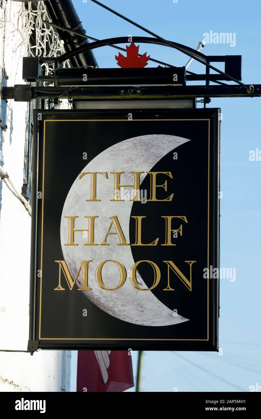 La Mezza Luna pub segno, Wolston, Warwickshire, Inghilterra, Regno Unito Foto Stock
