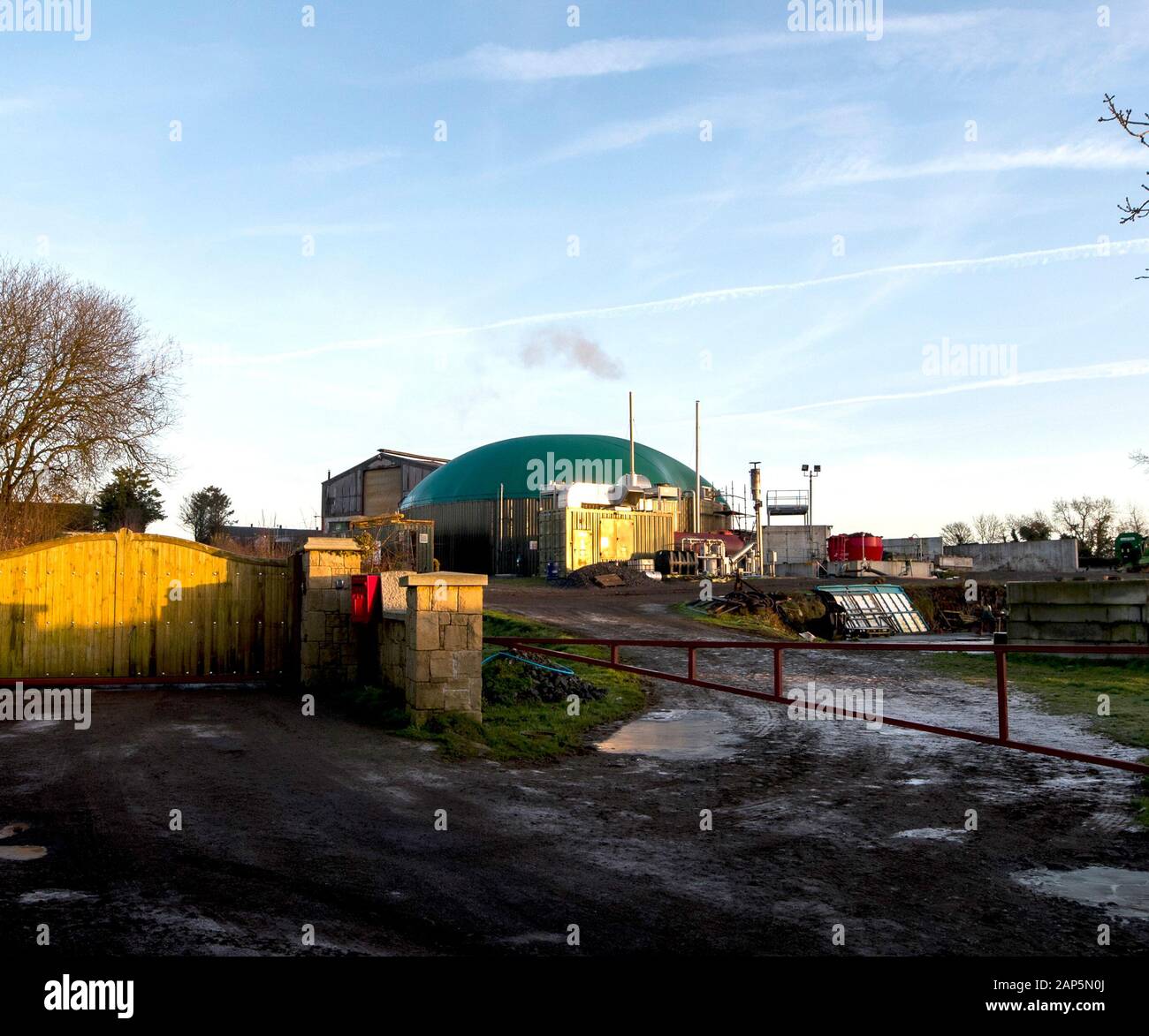 PSNI ufficiali razzia di una proprietà come parte di uno dei più grandi in materia di riciclaggio di denaro le operazioni in Irlanda del Nord. Foto Stock