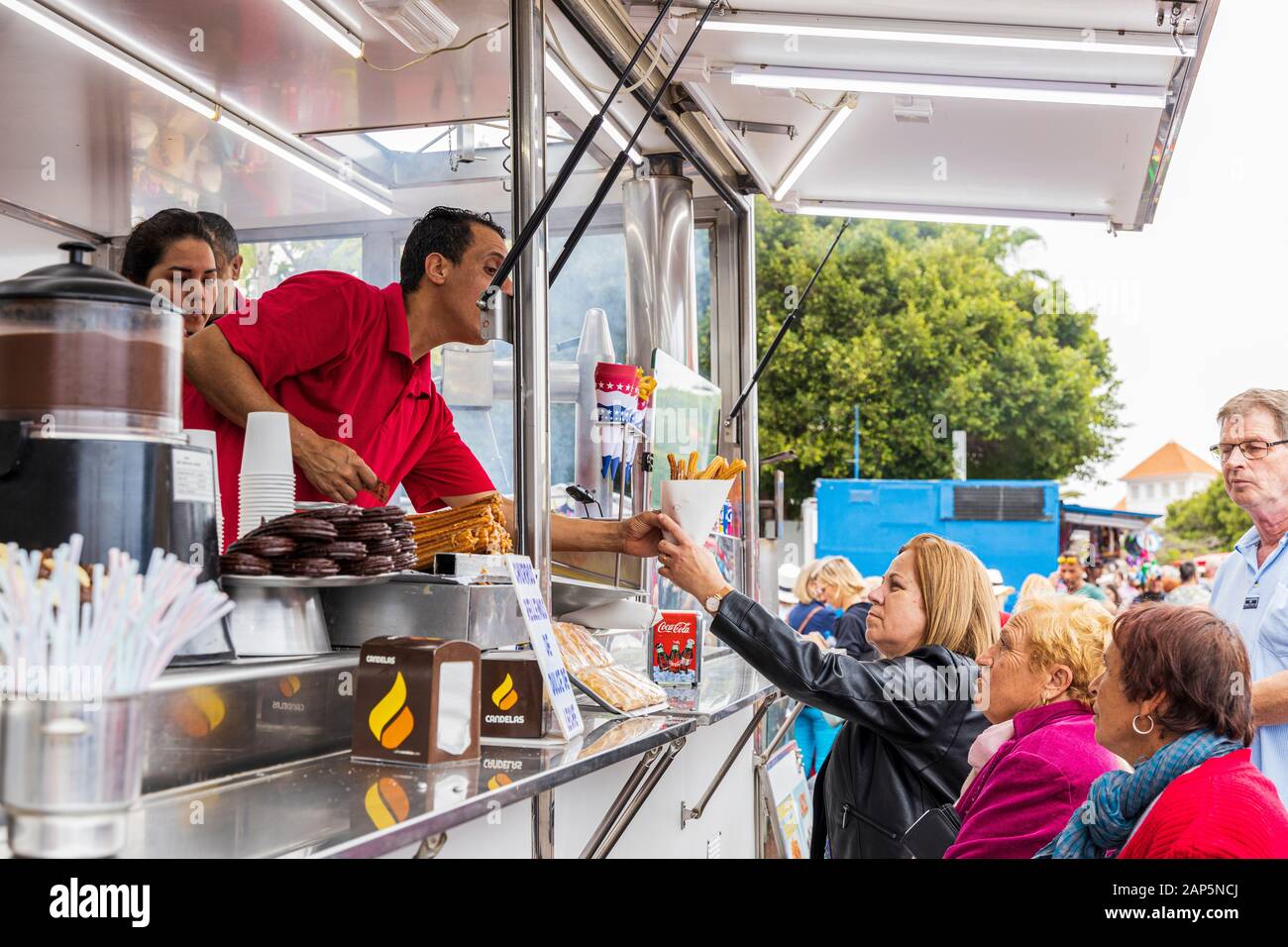 La vendita di churros festaioli a San Sebastian fiesta da un fast food van in La Caleta, Costa Adeje, Tenerife, Isole Canarie. Foto Stock