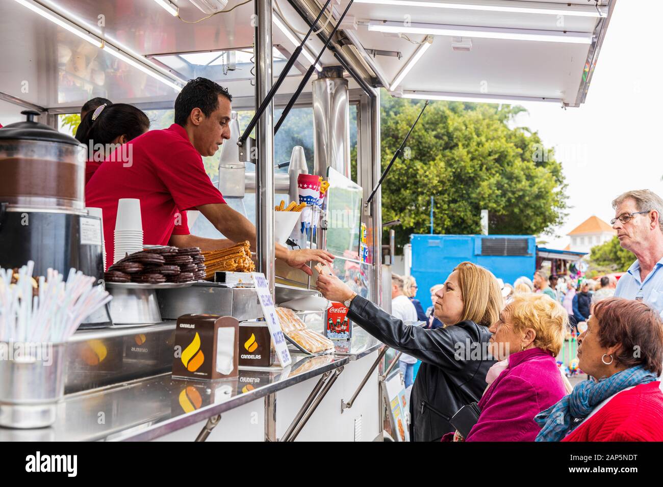 La vendita di churros festaioli a San Sebastian fiesta da un fast food van in La Caleta, Costa Adeje, Tenerife, Isole Canarie. Foto Stock