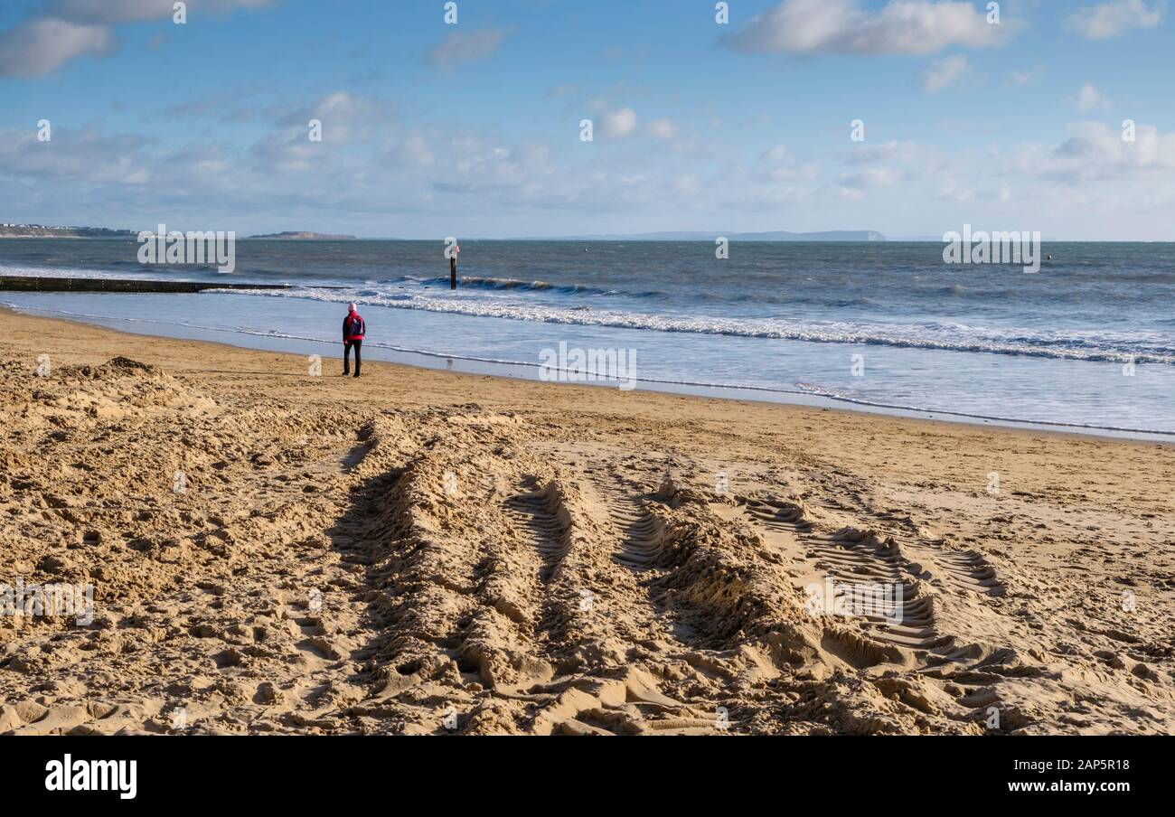 Bournemouth Beach con un uomo a piedi da solo in inverno Foto Stock