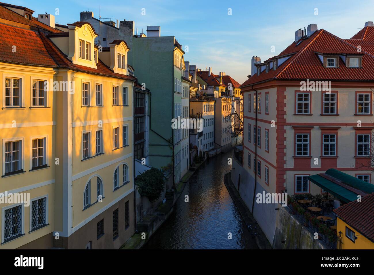 Isola di Kampa con Certovka fiume nella vecchia Praga, Repubblica Ceca Foto Stock