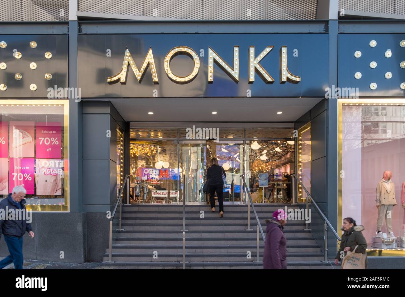 Negozio di abbigliamento Monki nel centro di Birmingham, Regno Unito Foto Stock