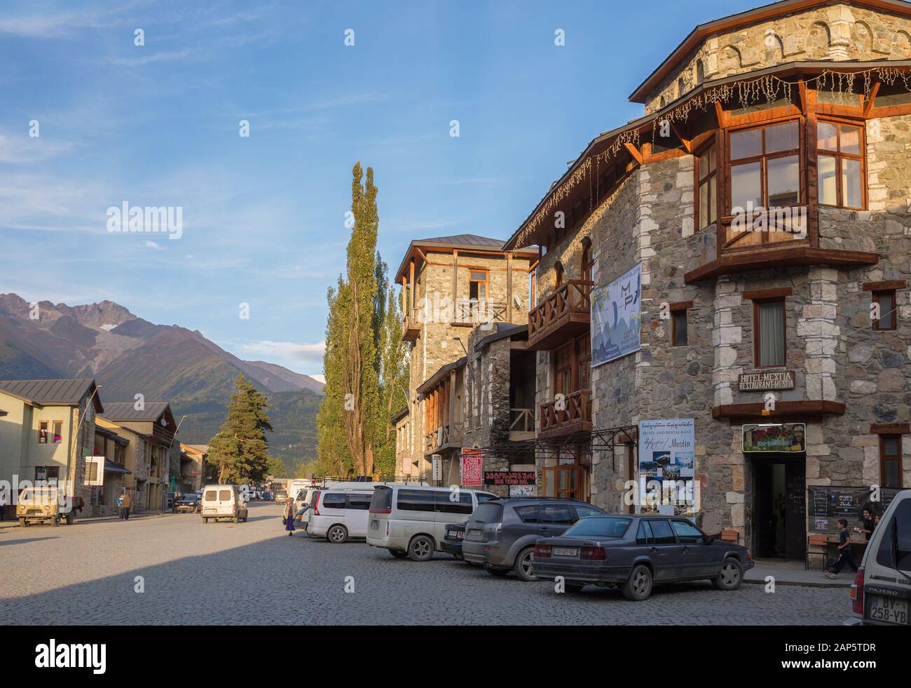 MESTIA, Georgia - 28 settembre 2018: alberghi, ristoranti e caffetterie sulla strada principale della cittadina turistica di Mestia superiore nella regione di Svaneti. Città circondata Foto Stock