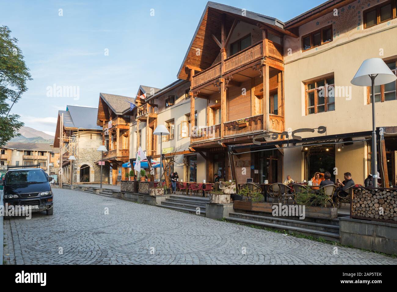 MESTIA, Georgia - 28 settembre 2018: hotel, caffetterie e ristoranti sulla piazza principale della cittadina turistica di Mestia in alto Svaneti regione. Pers Foto Stock