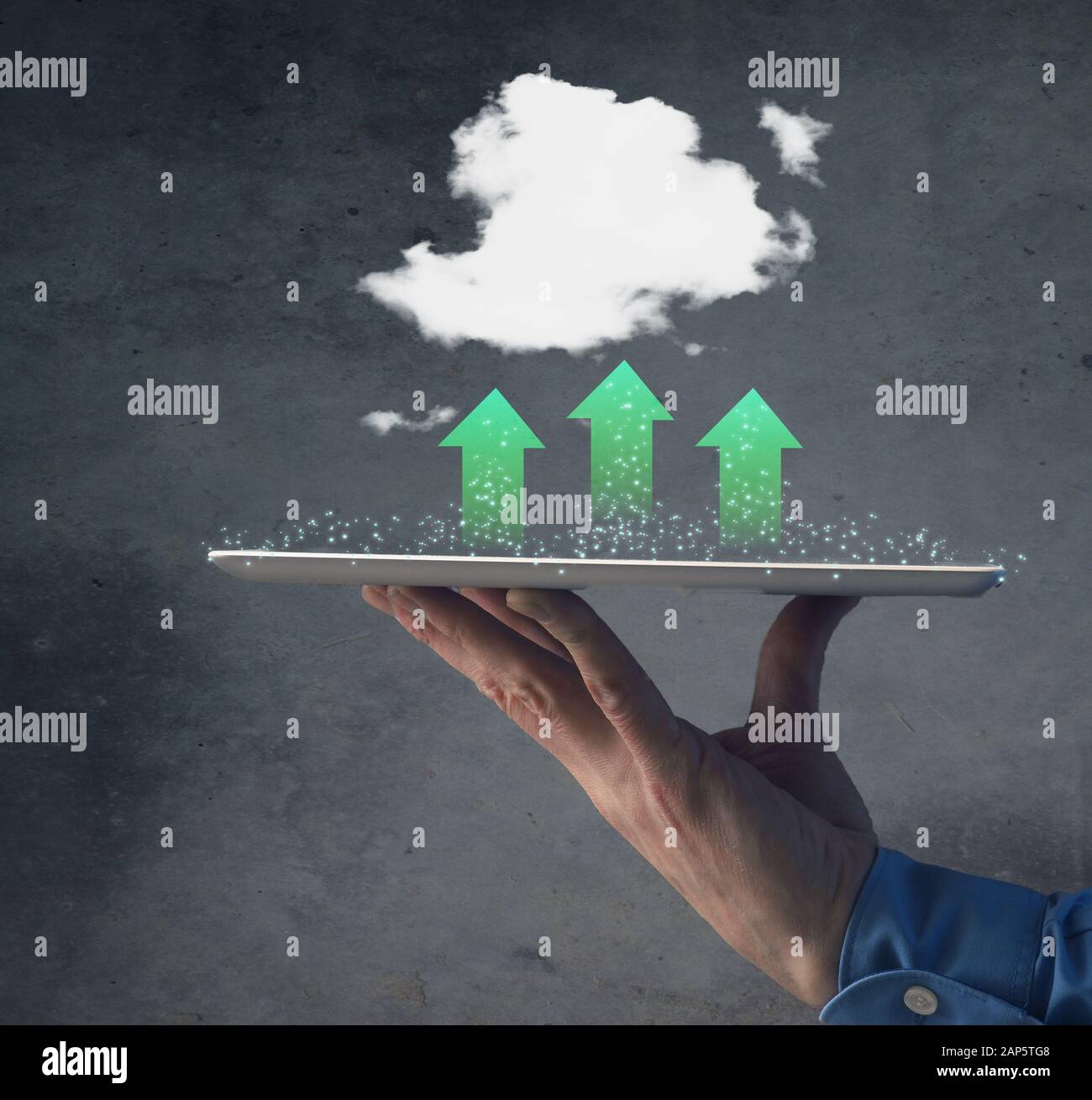 Uomo d'affari con un tavolo e un concetto di cloud computing verde, trasferimento dati, concetto di storage verde, energia alternativa Foto Stock