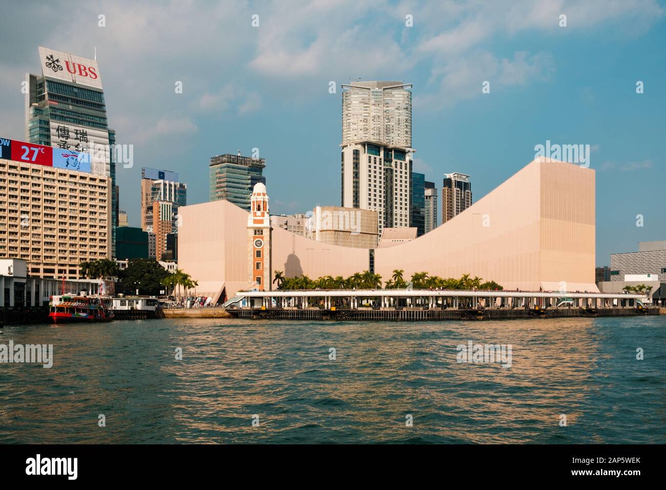 Hongkong, Novembre 2019: Centro Culturale di Hong Kong , Kowloon public pier e Tsim Sha Tsui skyline vista della costa Foto Stock
