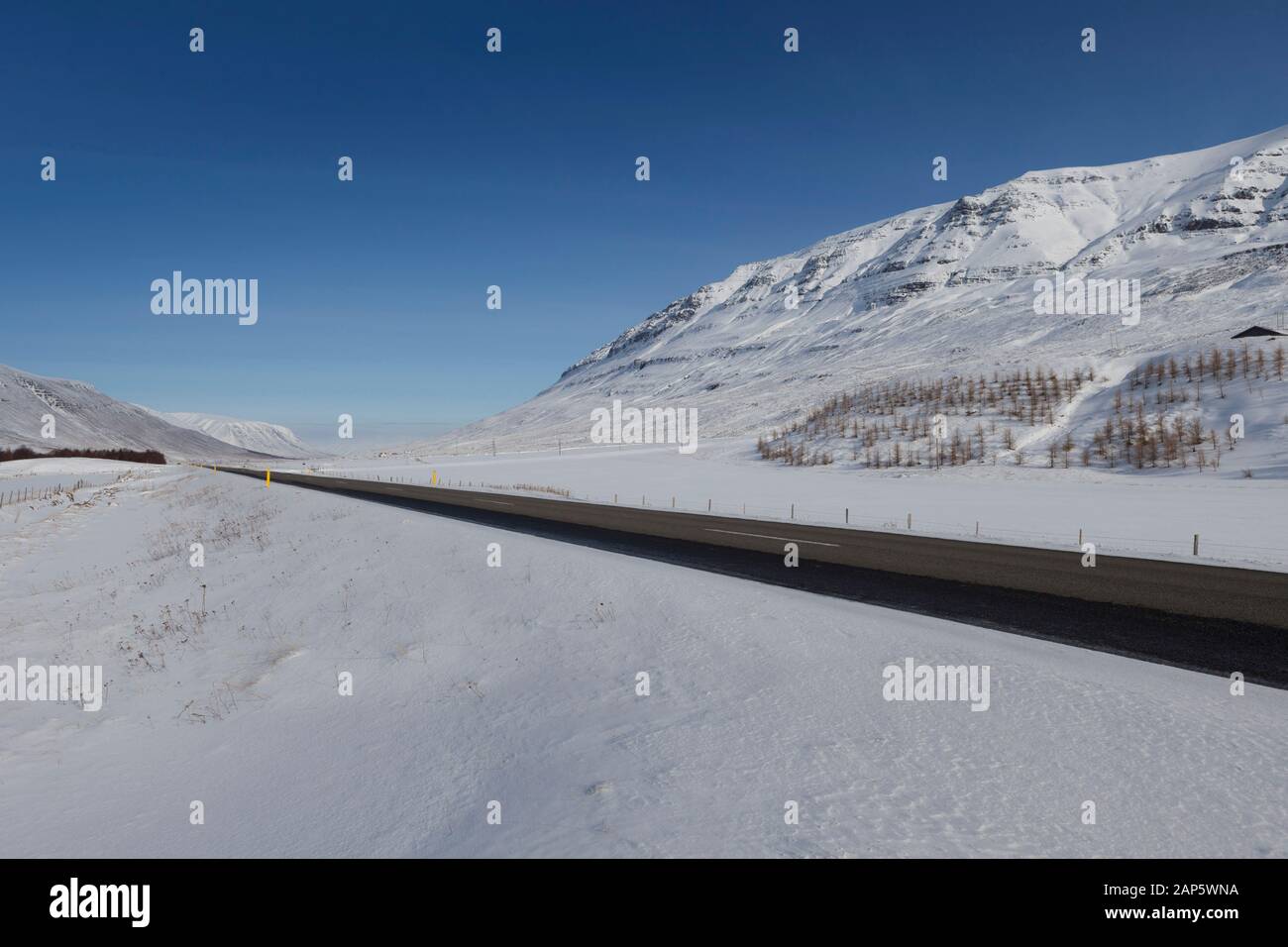 Inverno strada innevata, settentrionale, Islanda Foto Stock