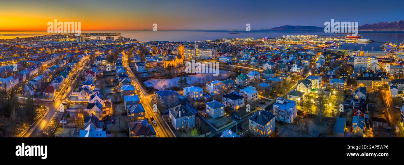 Crepuscolo, Reykjavik, Islanda. Questa immagine viene girato utilizzando un drone Foto Stock